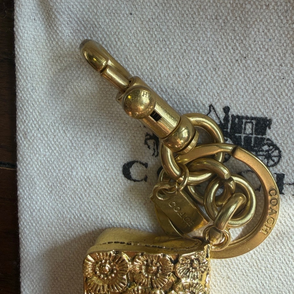 Coach Gold Floral Embossed Key & Card Holder Charm - Picture 4 of 6